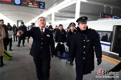 急！高铁上孕妇突临产 赞！各方救护母婴平安（组图）