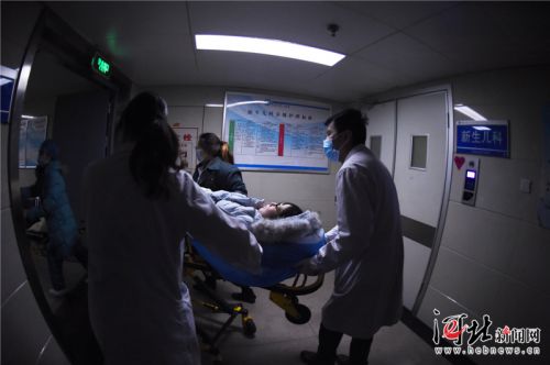 急！高铁上孕妇突临产 赞！各方救护母婴平安（组图）