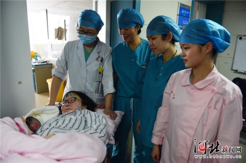 急！高铁上孕妇突临产 赞！各方救护母婴平安（组图）